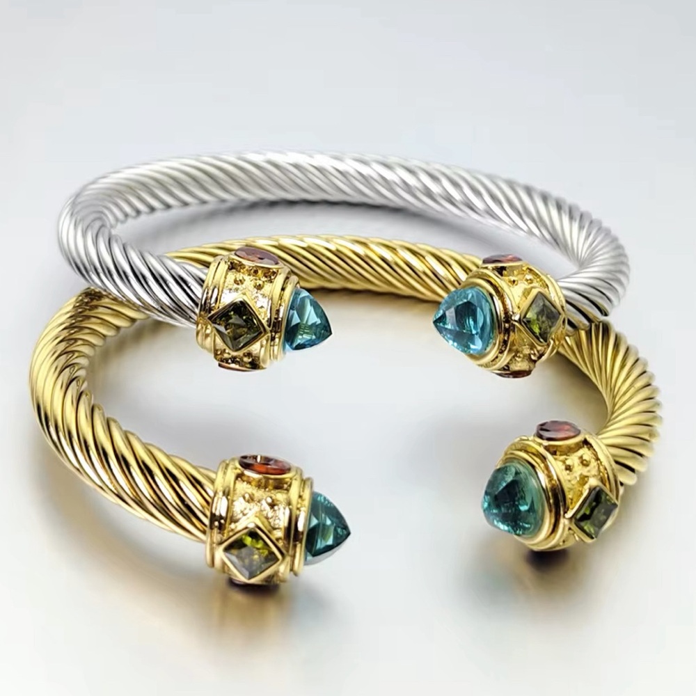 Beautiful bangle brand new gold or silver 🤍 Yurman style